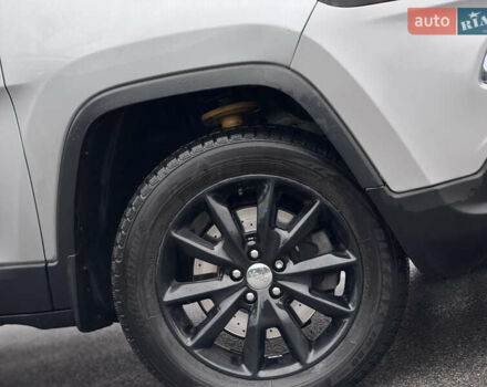 Серый Джип Чероки, объемом двигателя 3.24 л и пробегом 183 тыс. км за 12800 $, фото 13 на Automoto.ua