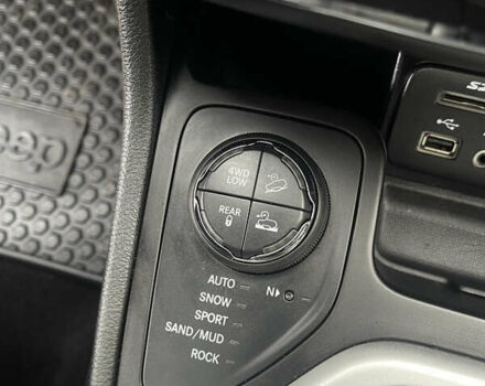 Серый Джип Чероки, объемом двигателя 3.24 л и пробегом 352 тыс. км за 12500 $, фото 32 на Automoto.ua