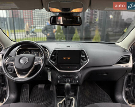 Сірий Джип Cherokee, об'ємом двигуна 2.36 л та пробігом 190 тис. км за 12000 $, фото 19 на Automoto.ua