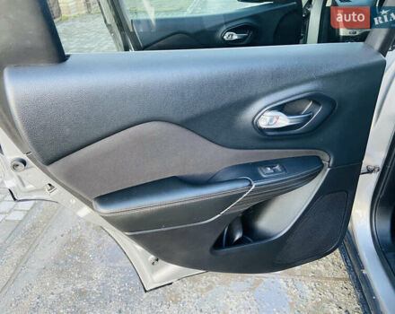 Сірий Джип Cherokee, об'ємом двигуна 2.36 л та пробігом 122 тис. км за 11800 $, фото 13 на Automoto.ua