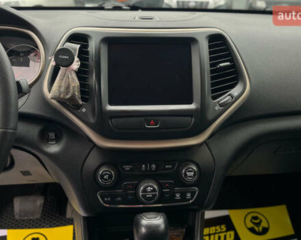 Серый Джип Чероки, объемом двигателя 3.24 л и пробегом 243 тыс. км за 12900 $, фото 12 на Automoto.ua