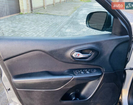 Сірий Джип Cherokee, об'ємом двигуна 2.36 л та пробігом 122 тис. км за 11800 $, фото 11 на Automoto.ua