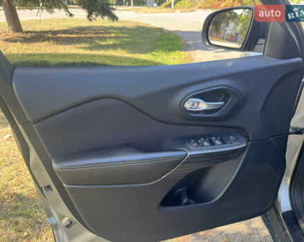 Джип Чероки 2016 в Лубнах на Automoto.ua Серый Джип Чероки, объемом двигателя 2.36 л и пробегом 200 тыс. км за 13499 $, фото 22 на Automoto.ua