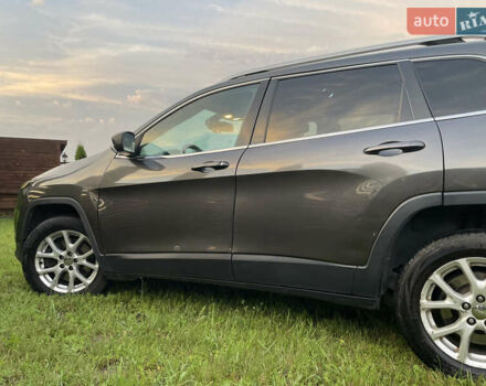Серый Джип Чероки, объемом двигателя 2.36 л и пробегом 212 тыс. км за 15000 $, фото 3 на Automoto.ua