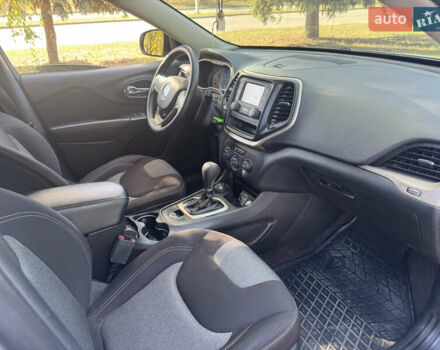 Джип Чероки 2016 в Лубнах на Automoto.ua Серый Джип Чероки, объемом двигателя 2.36 л и пробегом 200 тыс. км за 13499 $, фото 11 на Automoto.ua