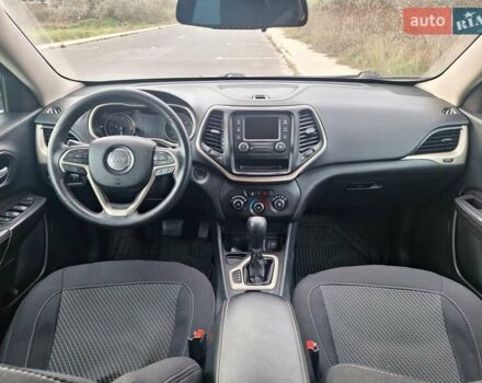 Серый Джип Чероки, объемом двигателя 2.36 л и пробегом 196 тыс. км за 11000 $, фото 4 на Automoto.ua