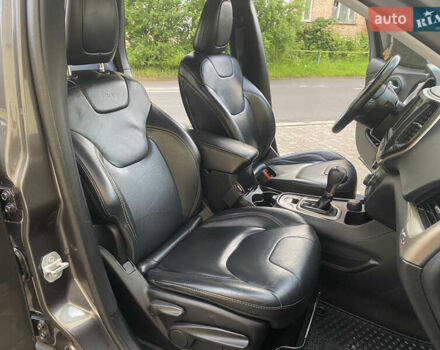 Джип Чероки 2016 в Трускавце на Automoto.ua Серый Джип Чероки, объемом двигателя 3.24 л и пробегом 159 тыс. км за 13999 $, фото 35 на Automoto.ua