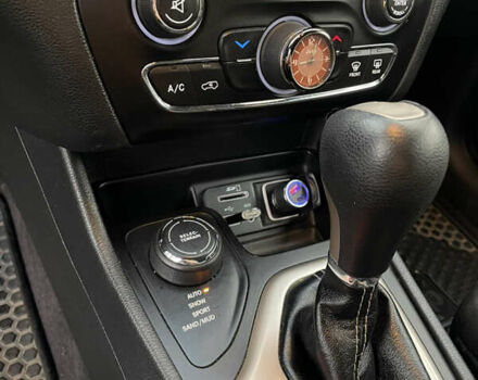 Серый Джип Чероки, объемом двигателя 2.36 л и пробегом 212 тыс. км за 15000 $, фото 6 на Automoto.ua