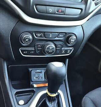 Сірий Джип Cherokee, об'ємом двигуна 2.36 л та пробігом 167 тис. км за 13000 $, фото 19 на Automoto.ua