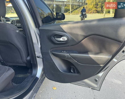 Джип Чероки 2016 в Лубнах на Automoto.ua Серый Джип Чероки, объемом двигателя 2.36 л и пробегом 200 тыс. км за 13499 $, фото 16 на Automoto.ua