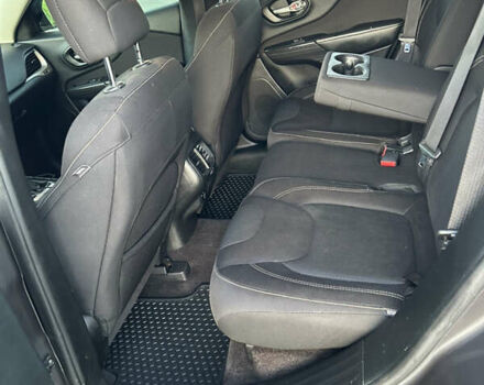 Серый Джип Чероки, объемом двигателя 3.24 л и пробегом 179 тыс. км за 14000 $, фото 9 на Automoto.ua