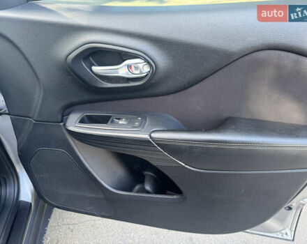 Джип Чероки 2016 в Лубнах на Automoto.ua Серый Джип Чероки, объемом двигателя 2.36 л и пробегом 200 тыс. км за 13499 $, фото 12 на Automoto.ua