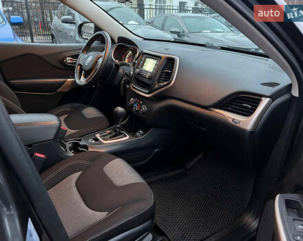 Серый Джип Чероки, объемом двигателя 3.24 л и пробегом 106 тыс. км за 14700 $, фото 16 на Automoto.ua