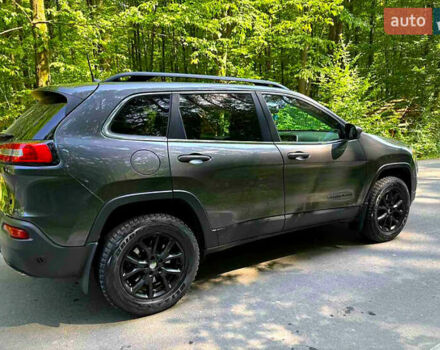 Серый Джип Чероки, объемом двигателя 3.24 л и пробегом 133 тыс. км за 15000 $, фото 3 на Automoto.ua