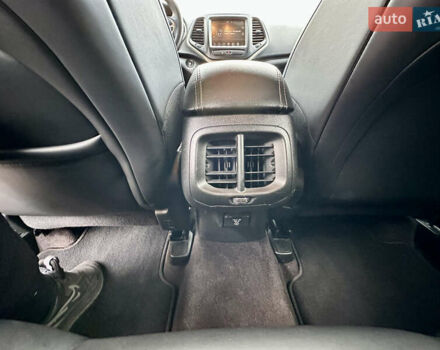 Джип Cherokee 2017 у Вінниці на Automoto.ua Сірий Джип Cherokee, об'ємом двигуна 2.4 л та пробігом 136 тис. км за 16777 $, фото 73 на Automoto.ua