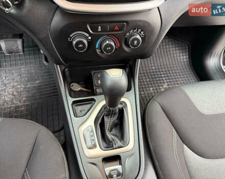 Серый Джип Чероки, объемом двигателя 2.4 л и пробегом 180 тыс. км за 13650 $, фото 21 на Automoto.ua