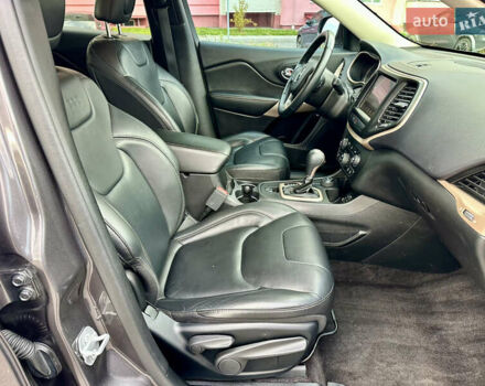 Джип Cherokee 2017 у Вінниці на Automoto.ua Сірий Джип Cherokee, об'ємом двигуна 2.4 л та пробігом 136 тис. км за 16777 $, фото 80 на Automoto.ua