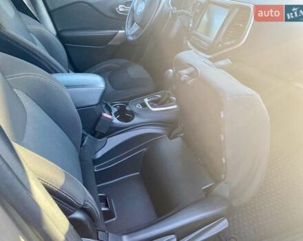 Серый Джип Чероки, объемом двигателя 2.36 л и пробегом 139 тыс. км за 13500 $, фото 6 на Automoto.ua