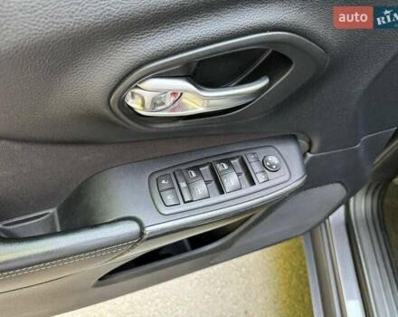 Серый Джип Чероки, объемом двигателя 3.24 л и пробегом 128 тыс. км за 16200 $, фото 12 на Automoto.ua