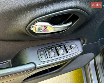 Серый Джип Чероки, объемом двигателя 3.24 л и пробегом 133 тыс. км за 15000 $, фото 11 на Automoto.ua