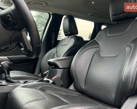 Сірий Джип Cherokee, об'ємом двигуна 2 л та пробігом 28 тис. км за 20690 $, фото 17 на Automoto.ua