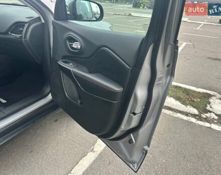 Серый Джип Чероки, объемом двигателя 1.99 л и пробегом 132 тыс. км за 18500 $, фото 9 на Automoto.ua