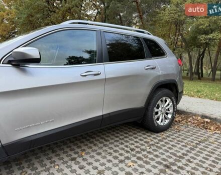 Джип Чероки 2018 в Киеве на Automoto.ua Серый Джип Чероки, объемом двигателя 2.36 л и пробегом 120 тыс. км за 15900 $, фото 6 на Automoto.ua