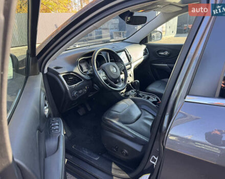 Серый Джип Чероки, объемом двигателя 3.24 л и пробегом 127 тыс. км за 22000 $, фото 7 на Automoto.ua