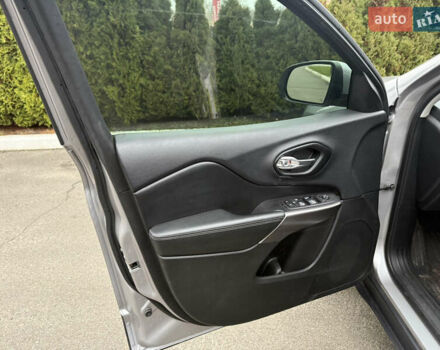 Серый Джип Чероки, объемом двигателя 2.36 л и пробегом 142 тыс. км за 14200 $, фото 17 на Automoto.ua