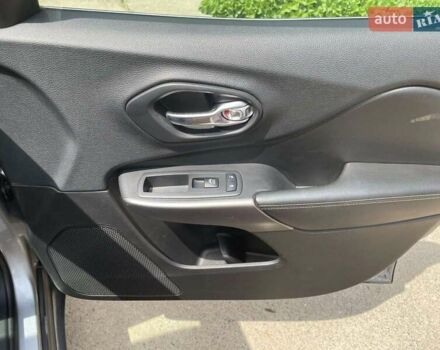 Серый Джип Чероки, объемом двигателя 1.99 л и пробегом 70 тыс. км за 16500 $, фото 10 на Automoto.ua