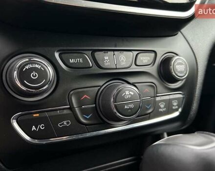 Сірий Джип Cherokee, об'ємом двигуна 2 л та пробігом 28 тис. км за 20690 $, фото 24 на Automoto.ua