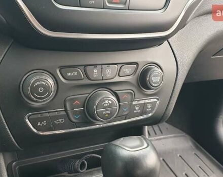 Серый Джип Чероки, объемом двигателя 3.24 л и пробегом 61 тыс. км за 19000 $, фото 36 на Automoto.ua