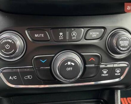 Сірий Джип Cherokee, об'ємом двигуна 3.24 л та пробігом 125 тис. км за 19000 $, фото 22 на Automoto.ua