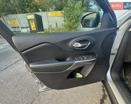 Серый Джип Чероки, объемом двигателя 2.36 л и пробегом 91 тыс. км за 20000 $, фото 7 на Automoto.ua