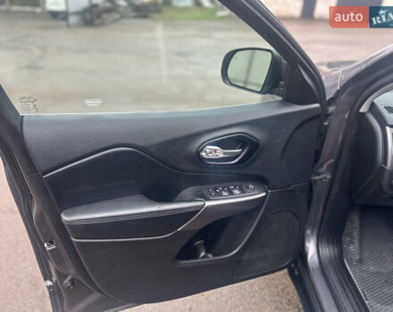 Сірий Джип Cherokee, об'ємом двигуна 2.36 л та пробігом 160 тис. км за 15600 $, фото 9 на Automoto.ua