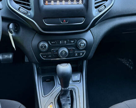 Серый Джип Чероки, объемом двигателя 2.36 л и пробегом 257 тыс. км за 13700 $, фото 25 на Automoto.ua