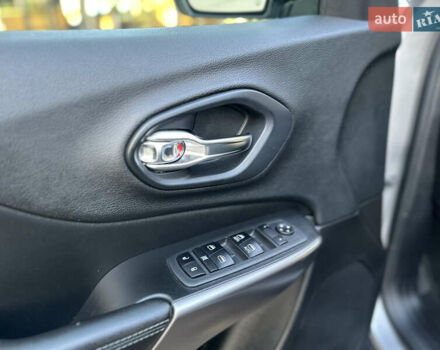 Серый Джип Чероки, объемом двигателя 2.4 л и пробегом 165 тыс. км за 15699 $, фото 211 на Automoto.ua