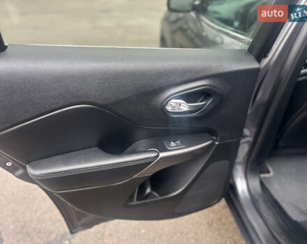 Сірий Джип Cherokee, об'ємом двигуна 2.36 л та пробігом 160 тис. км за 15600 $, фото 10 на Automoto.ua