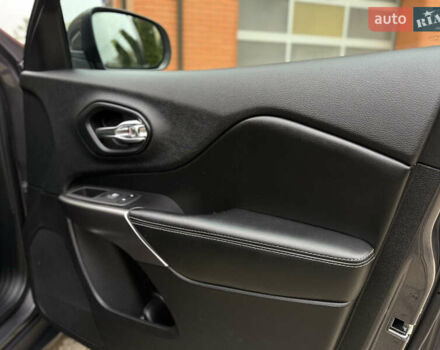 Сірий Джип Cherokee, об'ємом двигуна 3.24 л та пробігом 104 тис. км за 17200 $, фото 58 на Automoto.ua