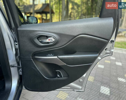 Серый Джип Чероки, объемом двигателя 2.4 л и пробегом 165 тыс. км за 15699 $, фото 224 на Automoto.ua