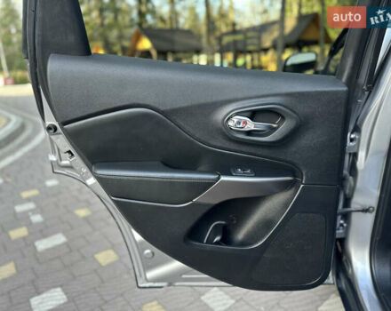 Серый Джип Чероки, объемом двигателя 2.4 л и пробегом 165 тыс. км за 15699 $, фото 237 на Automoto.ua