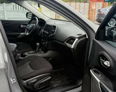 Джип Cherokee 2020 у Хмельницькому на Automoto.ua Сірий Джип Cherokee, об'ємом двигуна 3.2 л та пробігом 121 тис. км за 18500 $, фото 3 на Automoto.ua