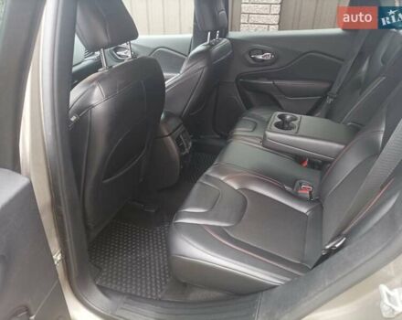 Сірий Джип Cherokee, об'ємом двигуна 3.24 л та пробігом 630 тис. км за 18700 $, фото 11 на Automoto.ua