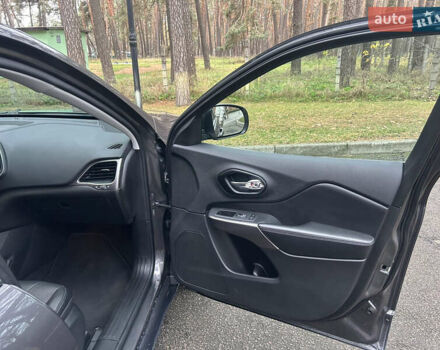 Сірий Джип Cherokee, об'ємом двигуна 3.24 л та пробігом 90 тис. км за 19800 $, фото 13 на Automoto.ua