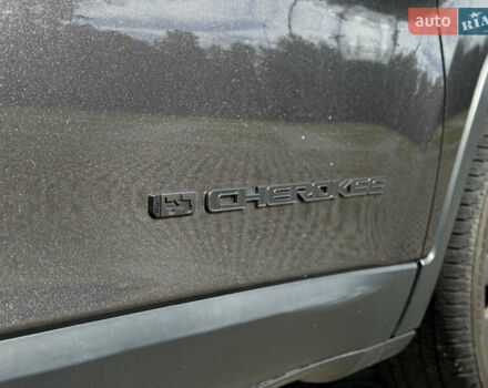 Сірий Джип Cherokee, об'ємом двигуна 3.24 л та пробігом 93 тис. км за 21500 $, фото 3 на Automoto.ua