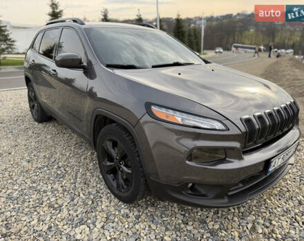 Серый Джип Чероки, объемом двигателя 2.36 л и пробегом 205 тыс. км за 13500 $, фото 1 на Automoto.ua