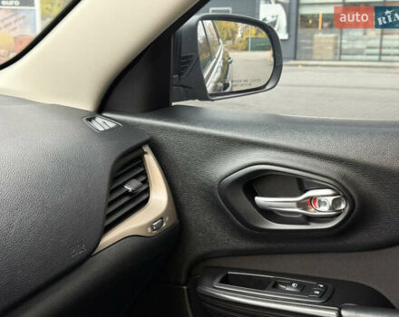 Джип Cherokee 2014 у Дніпро (Дніпропетровську) на Automoto.ua Синій Джип Cherokee, об'ємом двигуна 2.36 л та пробігом 199 тис. км за 10499 $, фото 52 на Automoto.ua