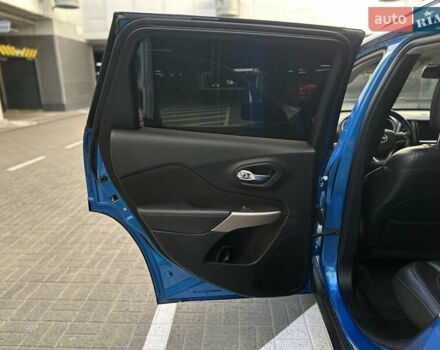 Джип Чероки 2017 в Киеве на Automoto.ua Синий Джип Чероки, объемом двигателя 2.36 л и пробегом 75 тыс. км за 15500 $, фото 31 на Automoto.ua