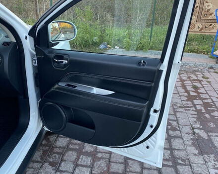 Белый Джип Компас, объемом двигателя 2.4 л и пробегом 165 тыс. км за 10900 $, фото 6 на Automoto.ua