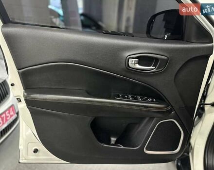 Джип Компас 2017 в Каменское - Днепродзержинск на Automoto.ua Белый Джип Компас, объемом двигателя 2.36 л и пробегом 102 тыс. км за 14799 $, фото 12 на Automoto.ua